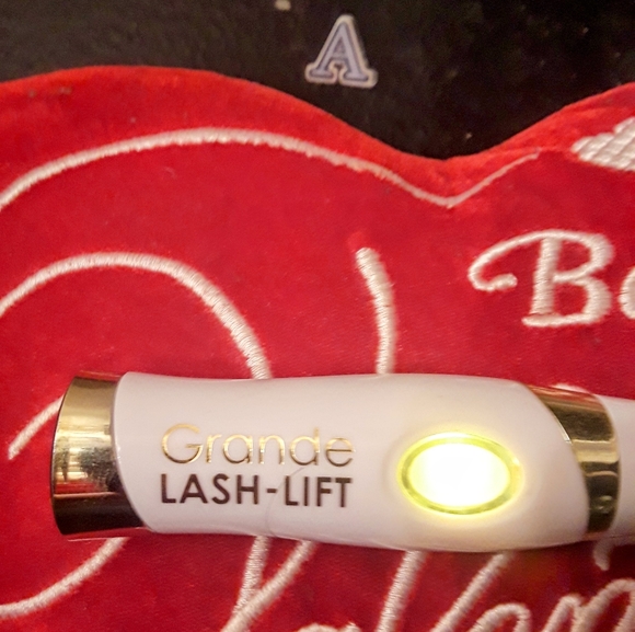 Heated eyelash curler usb charger - Picture 3 of 4